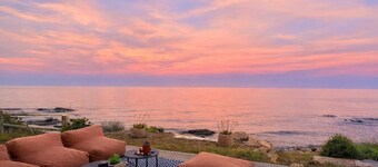 Amazing oceanfront villa with private pool & jacuzzi, private access to the sea 