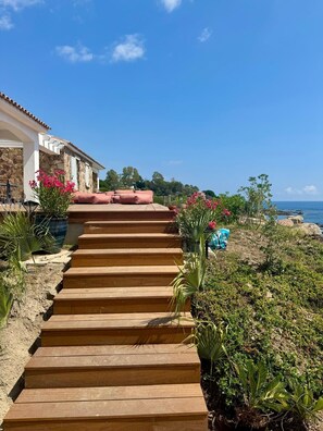 Property grounds - Amazing oceanfront villa with private pool & jacuzzi, private access to the sea  (Sari-Solenzara)