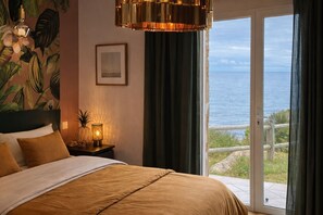 4 bedrooms, iron/ironing board, travel crib, free WiFi - Amazing oceanfront villa with private pool & jacuzzi, private access to the sea  (Sari-Solenzara)