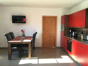 Fridge, microwave, oven, stovetop - Zur Bergwiese **** Apartment Mohn - let yourself be seduced! (Fürstenau)