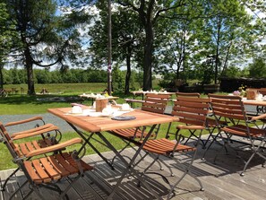 Outdoor dining - Zur Bergwiese **** Apartment Mohn - let yourself be seduced! (Fürstenau)