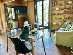 TV, caminetto, libri