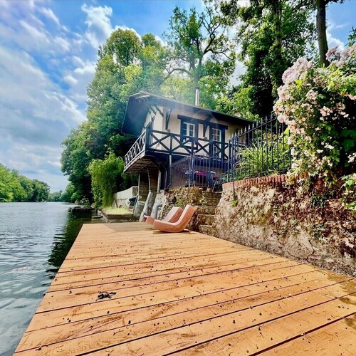 Chalet on the banks of the Loiret
