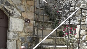 A stone staircase with metal railings and a number plaque. - Cozy cottage in the village of 4 Tours (Valvignères)