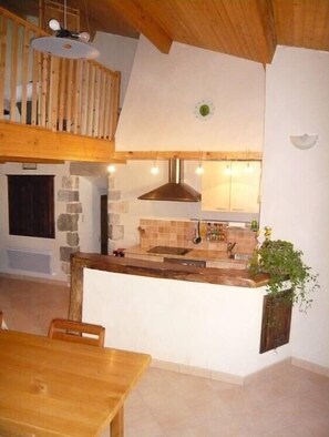 Fridge, microwave, oven, stovetop - Cozy cottage in the village of 4 Tours (Valvignères)