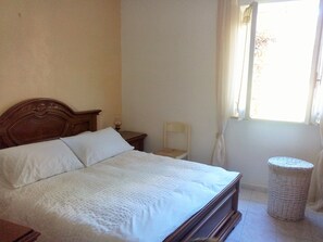 1 chambre, fer et planche à repasser, draps fournis