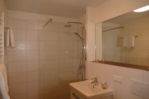 Badewanne, Haartrockner, Handtücher, Seife