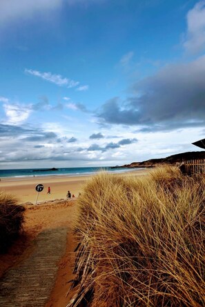 Plage à proximité, chaises longues
