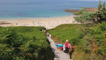 Plage à proximité, chaises longues