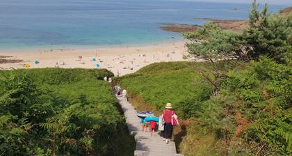 5 minutes from the beach, heated indoor pool, sauna, pets welcome