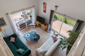 تلفزيون، ألعاب فيديو، مشغل دي في دي، كُتُب