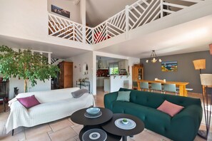 تلفزيون، ألعاب فيديو، مشغل دي في دي، كُتُب