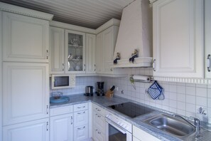 Fridge, microwave, oven, stovetop - Vacation home in Dornumersiel for 4 people, approx. 1km from the beach (Dornumersiel)