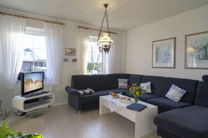 TV, books, stereo - Vacation home in Dornumersiel for 4 people, approx. 1km from the beach (Dornumersiel)