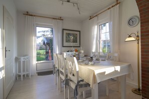 Dining - Vacation home in Dornumersiel for 4 people, approx. 1km from the beach (Dornumersiel)