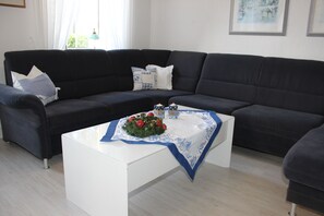 Fernseher, Bücher, Stereoanlage