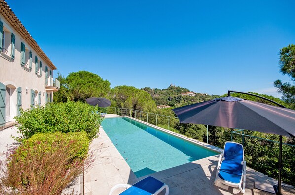 Piscina a l'aire lliure i piscina climatitzada