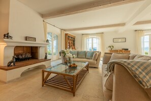 Fernseher, DVD-Player, Bücher, Videothek