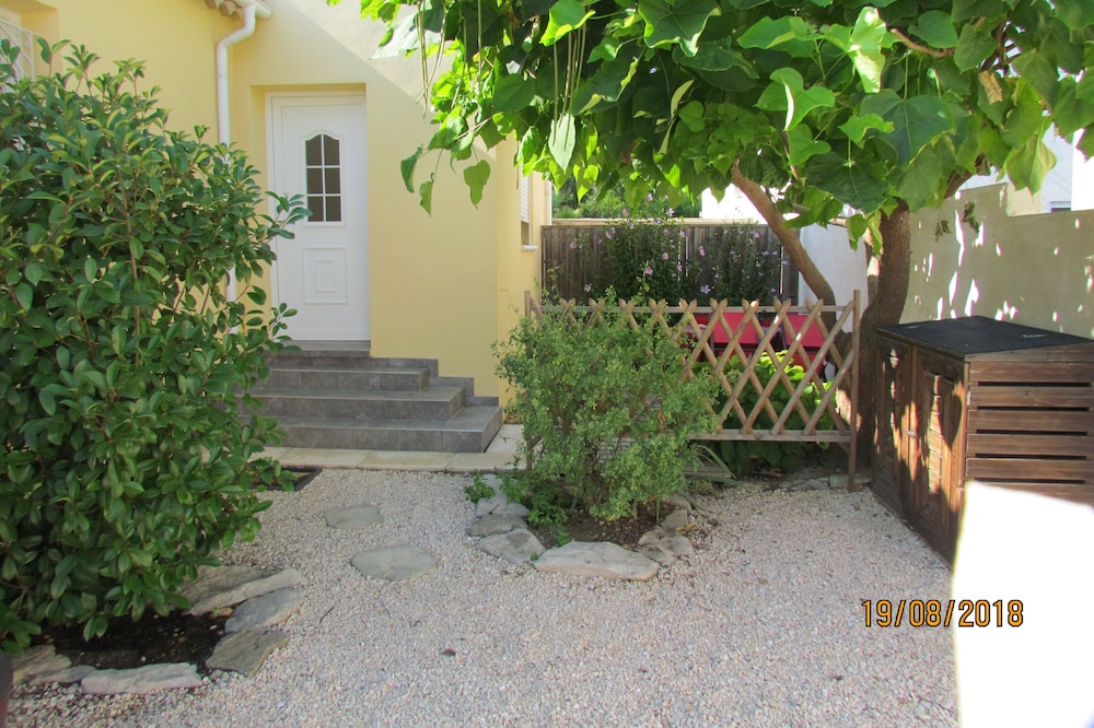 Air-conditioned maisonette ideally located in the charming village of Gallargues.