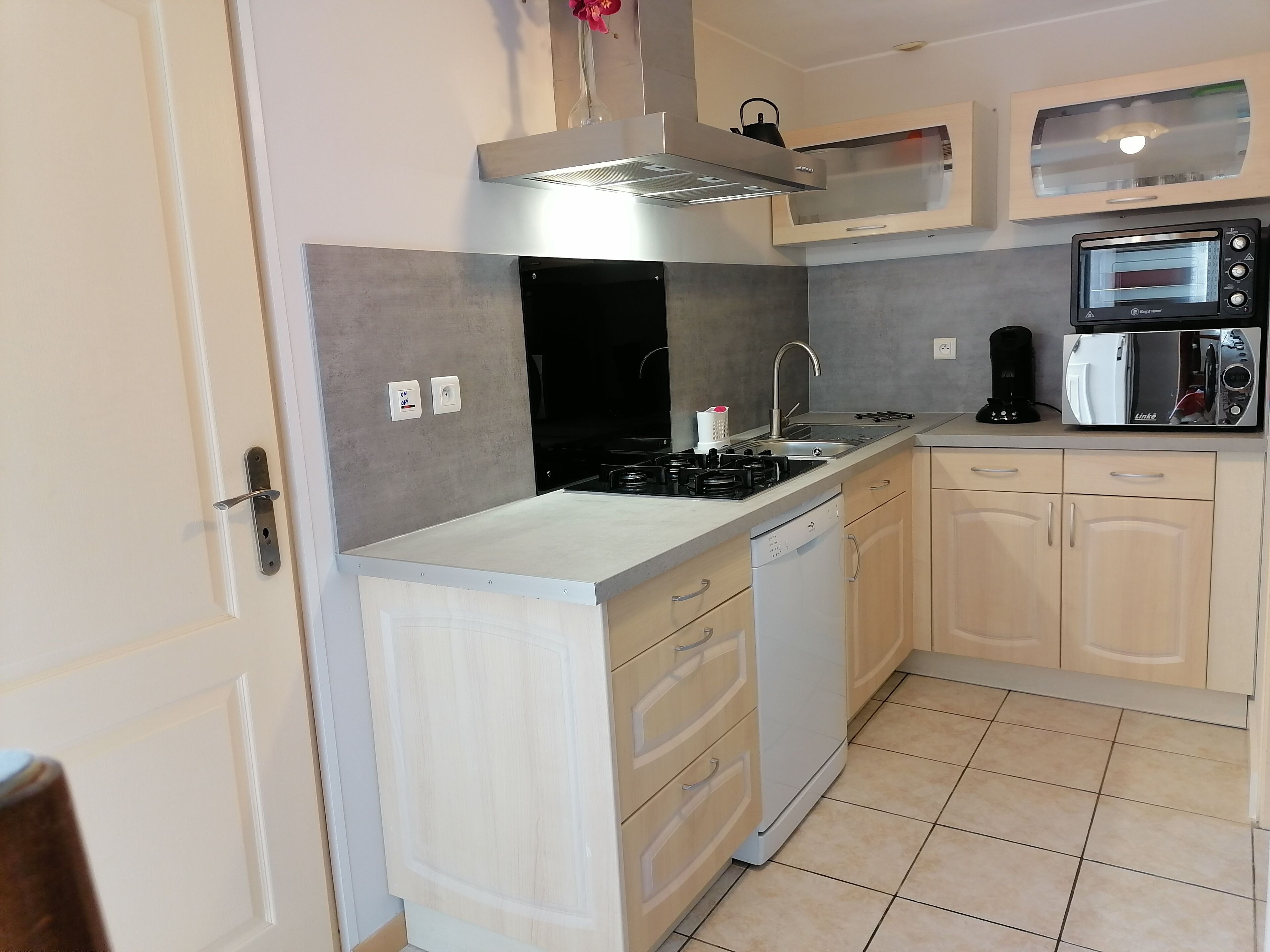 Air-conditioned maisonette ideally located in the charming village of Gallargues.