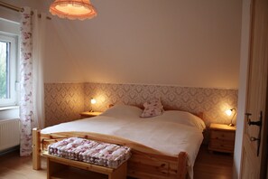 2 室のベッドルーム、旅行用ベビーベッド、WiFi (無料)、ベッドシーツ