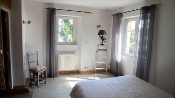 4 bedrooms, desk, soundproofing, iron/ironing board