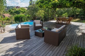 Outdoor dining - 200 m from the medieval town, stone house, swimming pool, view of the cathedral (Sarlat-La-Canéda)