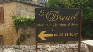 Señalización para Le Breuil, Maison & Chambres d'Hotes, con una flecha que apunta a la izquierda.