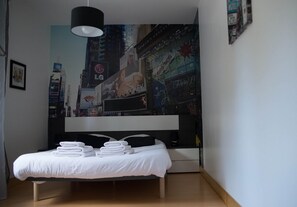 4 bedrooms, desk, soundproofing, iron/ironing board