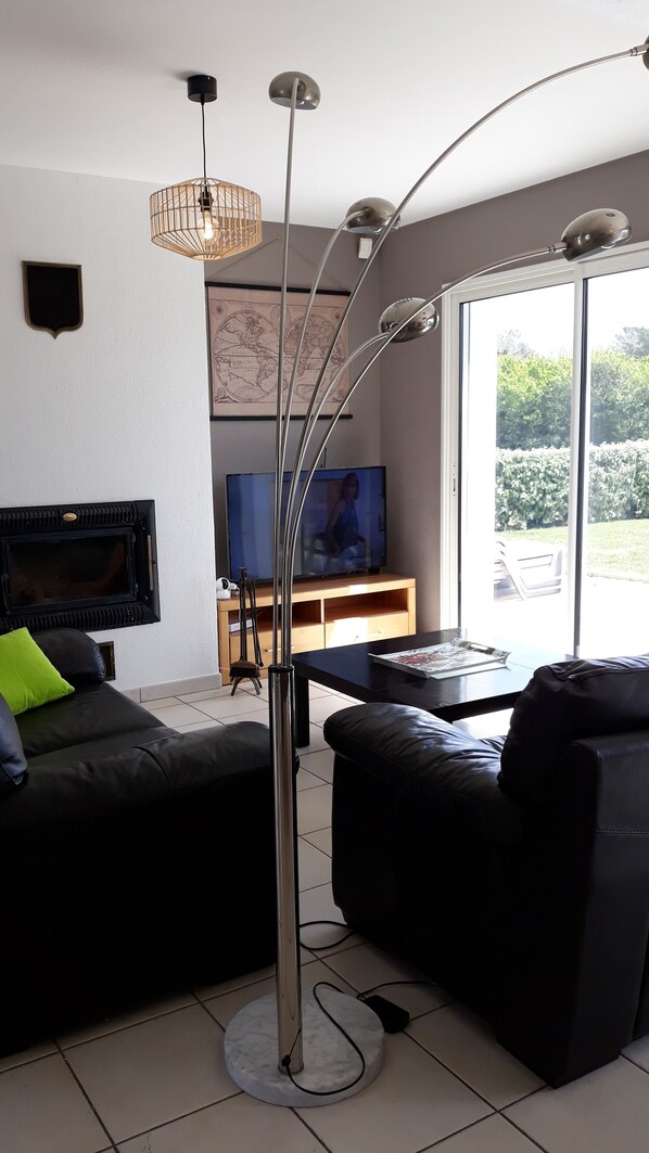 Kamin, DVD-Player, Tischfußball, Videothek
