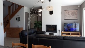 Cheminée, lecteur de DVD, baby-foot, vidéothèque