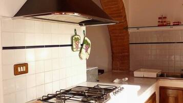 Kühlschrank, Ofen, Herdplatte, Wasserkocher mit Kaffee-/Teezubehör