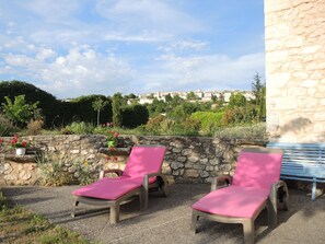 Property grounds - Cottage rental at the foot of Mont Ventoux, surrounded by lavender cyclist (Sault)