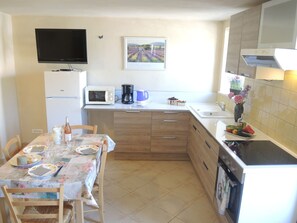 ثلاجة، ميكروويف، فرن، موقد طهي مسطح