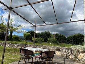 Outdoor dining - Cottage rental at the foot of Mont Ventoux, surrounded by lavender cyclist (Sault)