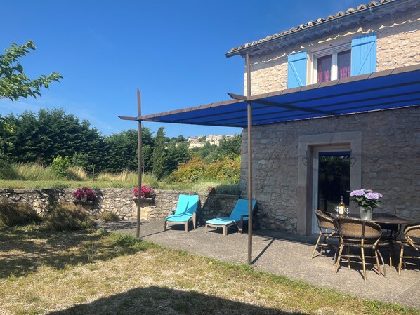 Outdoor dining - Cottage rental at the foot of Mont Ventoux, surrounded by lavender cyclist (Sault)