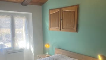 2 bedrooms, iron/ironing board, WiFi