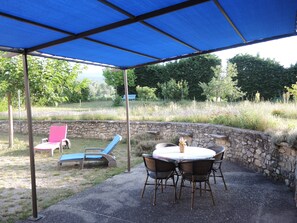Outdoor dining - Cottage rental at the foot of Mont Ventoux, surrounded by lavender cyclist (Sault)
