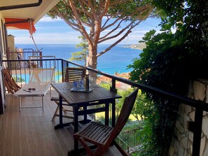 Outdoor dining - 85sqm holiday flat, in a park , close to the sea (Ligurien)
