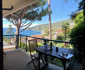 Outdoor dining - 85sqm holiday flat, in a park , close to the sea (Ligurien)