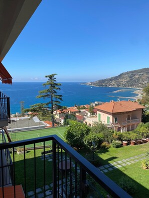 Property grounds - 85sqm holiday flat, in a park , close to the sea (Ligurien)