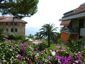 Property grounds - 85sqm holiday flat, in a park , close to the sea (Ligurien)