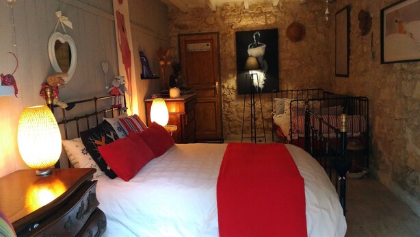 A bedroom with a bed, a dresser, a lamp, and a wall-mounted painting. - Restored country house, in the spirit "Countryside" Charm " (Jau-Dignac-et-Loirac)