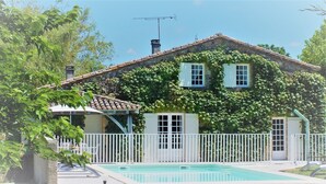 A house with a swimming pool, surrounded by a white fence, and covered in ivy. - Charming house + private pool *** 8 pers - in CAPDROT in Perigord Pourpre (Monpazier Capdrot)