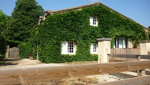 A house covered in ivy with a wooden fence in the foreground. - Charming house + private pool *** 8 pers - in CAPDROT in Perigord Pourpre (Monpazier Capdrot)