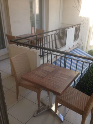 Outdoor dining - F3 spacious air-conditioned, 70m from Fréjus-Plage beach, parking + WIFI (Fréjus)