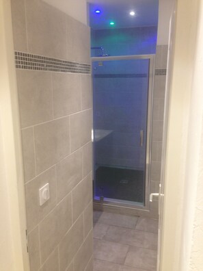 تجهيزات دش، مجففات شعر، مناشف، صابون