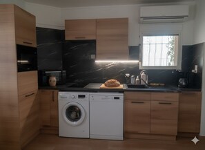 Réfrigérateur, micro-ondes, plaque de cuisson, lave-vaisselle