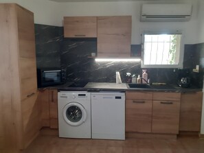 ثلاجة، ميكروويف، موقد طهي مسطح، غسالة أطباق