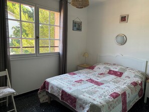 1 bedroom, iron/ironing board, WiFi - Garden Apartment 3 to 4 people, residential area, close to beach (Sanary-Sur-Mer)